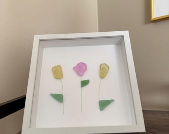 Kwiat tulipana/róży ze szkła morskiego – dekoracja ścienna w ramce 8x8