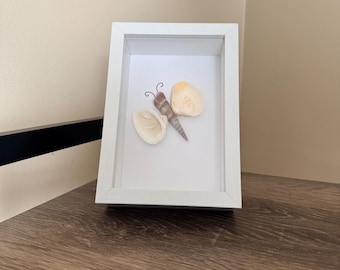 Sztuka motyla z muszli – dekoracja ścienna w ramce 4x6