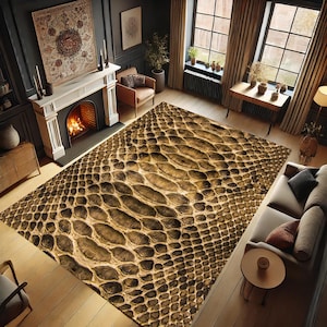 Może przedstawiać: Brązowy i beżowy dywan z wzorem skóry węża. Dywan leży na drewnianej podłodze w salonie.