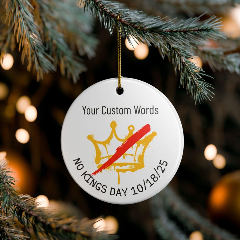 Puede incluir: Adorno navide&ntilde;o redondo de cer&aacute;mica blanca con hilo dorado. Presenta un dise&ntilde;o de corona dorada tachada con una barra roja. Texto: "Your Custom Words" y "NO KINGS DAY 10/18/25".