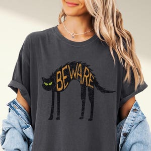 Vintage Black Cat Halloween T-Shirt: Retro Distressed Spooky Season Tee, Alternative Halloween Costume Outfit Shirt, Autumn Fall Ascetic Pepper