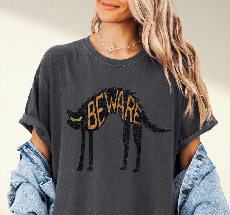 Vintage Black Cat Halloween T-Shirt: Retro Distressed Spooky Season Tee, Alternative Halloween Costume Outfit Shirt, Autumn Fall Ascetic Pepper