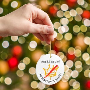 Adorno personalizado para el Día de los Reyes Magos, regalo personalizado para protestas pacíficas contra Trump y derechos de la Primera Enmienda, regalo para manifestaciones demócratas. imagen 7