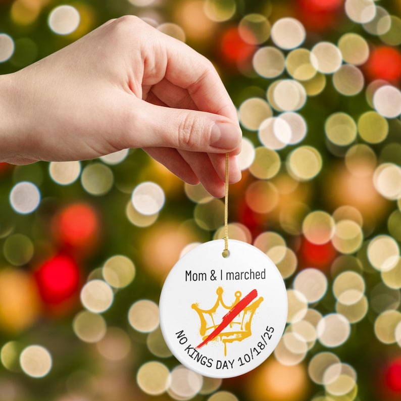 Adorno personalizado para el Día de los Reyes Magos, regalo personalizado para protestas pacíficas contra Trump y derechos de la Primera Enmienda, regalo para manifestaciones demócratas. imagen 7
