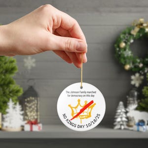 Adorno personalizado para el Día de los Reyes Magos, regalo personalizado para protestas pacíficas contra Trump y derechos de la Primera Enmienda, regalo para manifestaciones demócratas. imagen 12