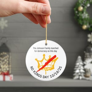Adorno personalizado para el Día de los Reyes Magos, regalo personalizado para protestas pacíficas contra Trump y derechos de la Primera Enmienda, regalo para manifestaciones demócratas. imagen 17