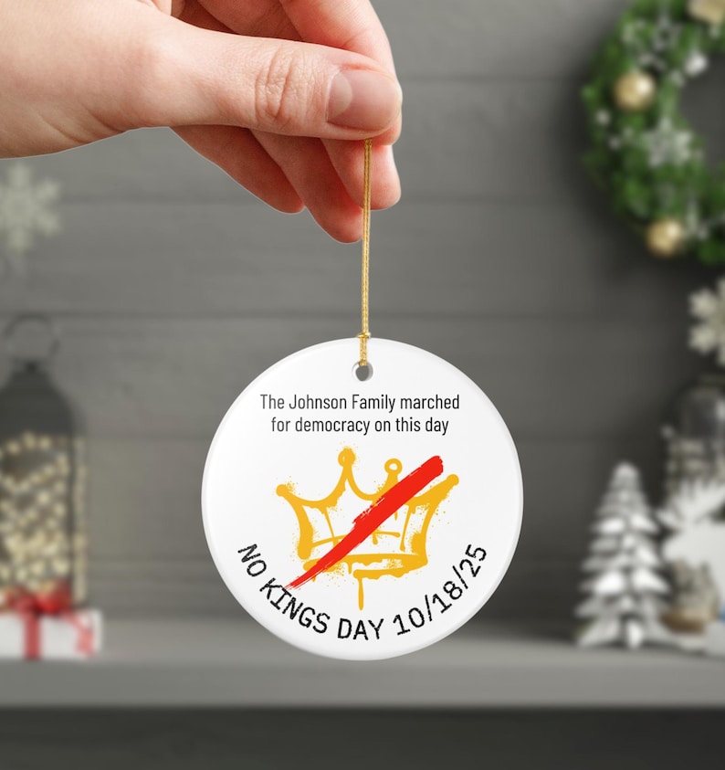 Adorno personalizado para el Día de los Reyes Magos, regalo personalizado para protestas pacíficas contra Trump y derechos de la Primera Enmienda, regalo para manifestaciones demócratas. imagen 17