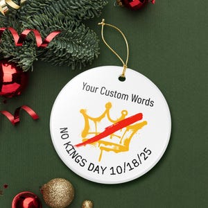 Puede incluir: Un adorno navide&ntilde;o de cer&aacute;mica blanca con una cuerda dorada. El adorno presenta un dise&ntilde;o de corona dorada tachada con una barra roja y el texto "No Kings Day 10/18/25". La parte superior dice "Your Custom Words".