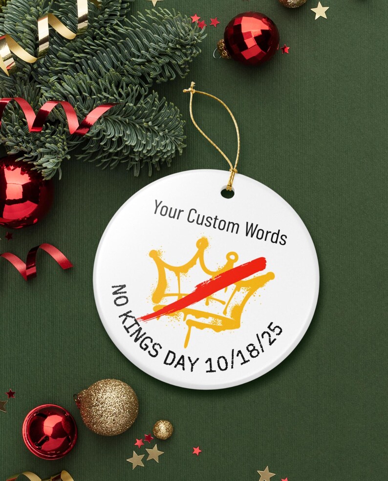 Puede incluir: Un adorno navide&ntilde;o de cer&aacute;mica blanca con una cuerda dorada. El adorno presenta un dise&ntilde;o de corona dorada tachada con una barra roja y el texto "No Kings Day 10/18/25". La parte superior dice "Your Custom Words".