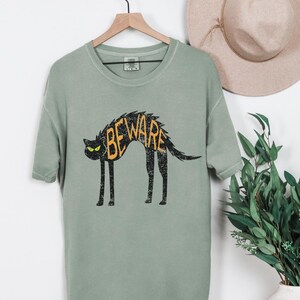 Vintage Black Cat Halloween T-Shirt: Retro Distressed Spooky Season Tee, Alternative Halloween Costume Outfit Shirt, Autumn Fall Ascetic Bay