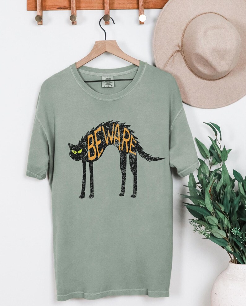 Vintage Black Cat Halloween T-Shirt: Retro Distressed Spooky Season Tee, Alternative Halloween Costume Outfit Shirt, Autumn Fall Ascetic Bay