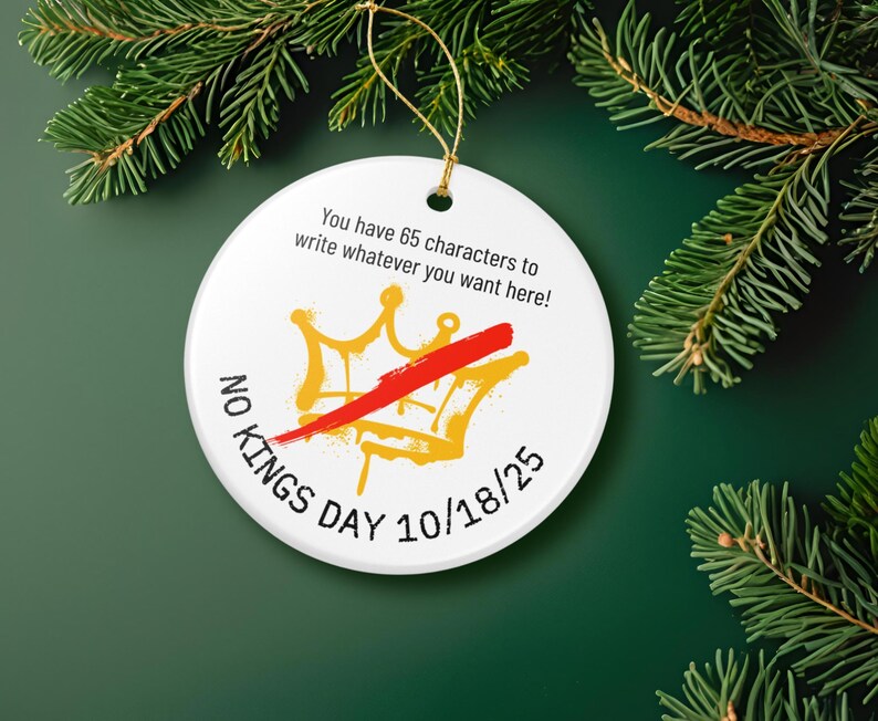 Puede incluir: Un adorno navide&ntilde;o blanco y redondo con una cuerda dorada. El adorno presenta un dise&ntilde;o de corona dorada tachado con una l&iacute;nea roja. El texto incluye "NO KINGS DAY 10/18/25" y "You have 65 characters to write whatever you want here!"