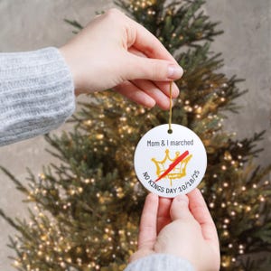 Adorno personalizado para el Día de los Reyes Magos, regalo personalizado para protestas pacíficas contra Trump y derechos de la Primera Enmienda, regalo para manifestaciones demócratas. imagen 14