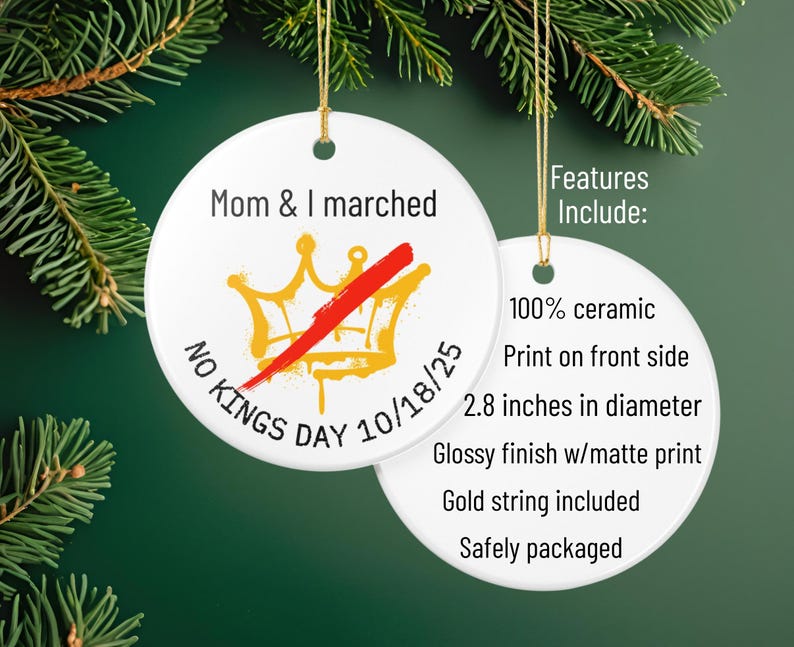 Puede incluir: Adorno navide&ntilde;o de cer&aacute;mica blanca con el texto "Mom & I marched" y "No Kings Day 10/18/25". El adorno presenta una corona dorada con una raya roja. El adorno tiene 7,1 cm de di&aacute;metro.