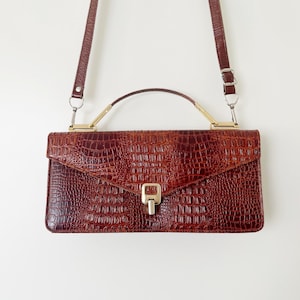 Borsa a tracolla vintage anni '70 con stampa coccodrillo, borsetta strutturata retrò color cognac rossastro con manico superiore