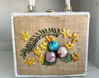 Bolso de mimbre vintage de los años 60 con bordado floral de rafia – Bolso cesta blanco con asa superior – Hecho en Hong Kong