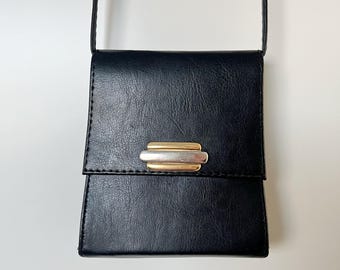 以下が含まれることがあります： ゴールドとシルバーの留め具が付いた、黒い革のショルダーバッグです。