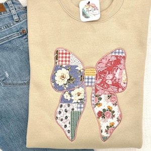 Embroidered Vintage Patchwork Bow Sweatshirt, Vintage Cottagecore Coquette Bow Pullover, Custom Quilted Sweatshirt, Grandmillennial Bow