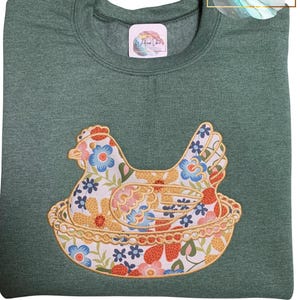 Embroidered Hen on Nest Sweatshirt, Vintage Inspired Farmhouse Chicken Applique, Custom Cottagecore Sweatshirt, Nesting Hen Embroidery Bild 12