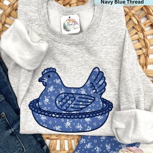 Embroidered Hen on Nest Sweatshirt, Vintage Inspired Farmhouse Chicken Applique, Custom Cottagecore Sweatshirt, Nesting Hen Embroidery Bild 4