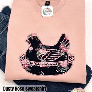 Embroidered Hen on Nest Sweatshirt, Vintage Inspired Farmhouse Chicken Applique, Custom Cottagecore Sweatshirt, Nesting Hen Embroidery Bild 5