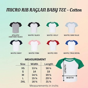 Op de afbeelding: Micro Rib Raglan Baby T-shirts in diverse kleuren, waaronder wit met zwarte, marineblauwe, roze, rode en koninklijke blauwe mouwen. Maten in inches, maten van XS tot 2XL. XS breedte 34.9 cm, lengte 47 cm.