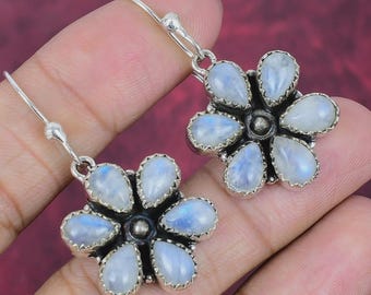 Pendientes de flor de piedra lunar – Pendientes colgantes de plata de ley, joyería de piedra lunar arcoíris, pendientes florales bohemios, regalo para ella.