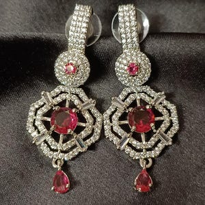 ヴィンテージ風ピンク・ルビーの幾何学模様ドロップイヤリング、アールデコ調ステートメントダングルイヤリング、キュービックジルコニアシャンデリアイヤリング（結婚式用）
