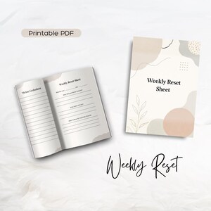 Könnte beinhalten: Ein druckbares PDF-Wochen-Reset-Blatt und -Journal. Das offene Journal zeigt linierte Seiten mit dem deutschen Text "Meine Gedanken". Das Cover des Journals auf der rechten Seite trägt den Text "Weekly Reset Sheet". Die Worte "Weekly Reset" sind unten in Kursivschrift geschrieben.