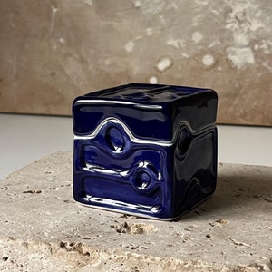Caja de cerámica azul cobalto con tapa: contenedor escultural para baratijas