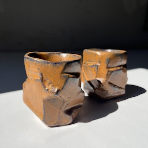 Tazas de té talladas, taza de cerámica para espresso sin asa, tazas ceremoniales marrones, juego de 2 tazas de té japonesas, cerámica zen, wabi sabi, esmaltado rústico