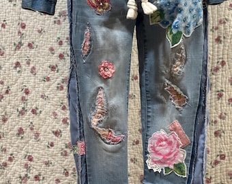 Vaqueros de patchwork con flores silvestres recicladas