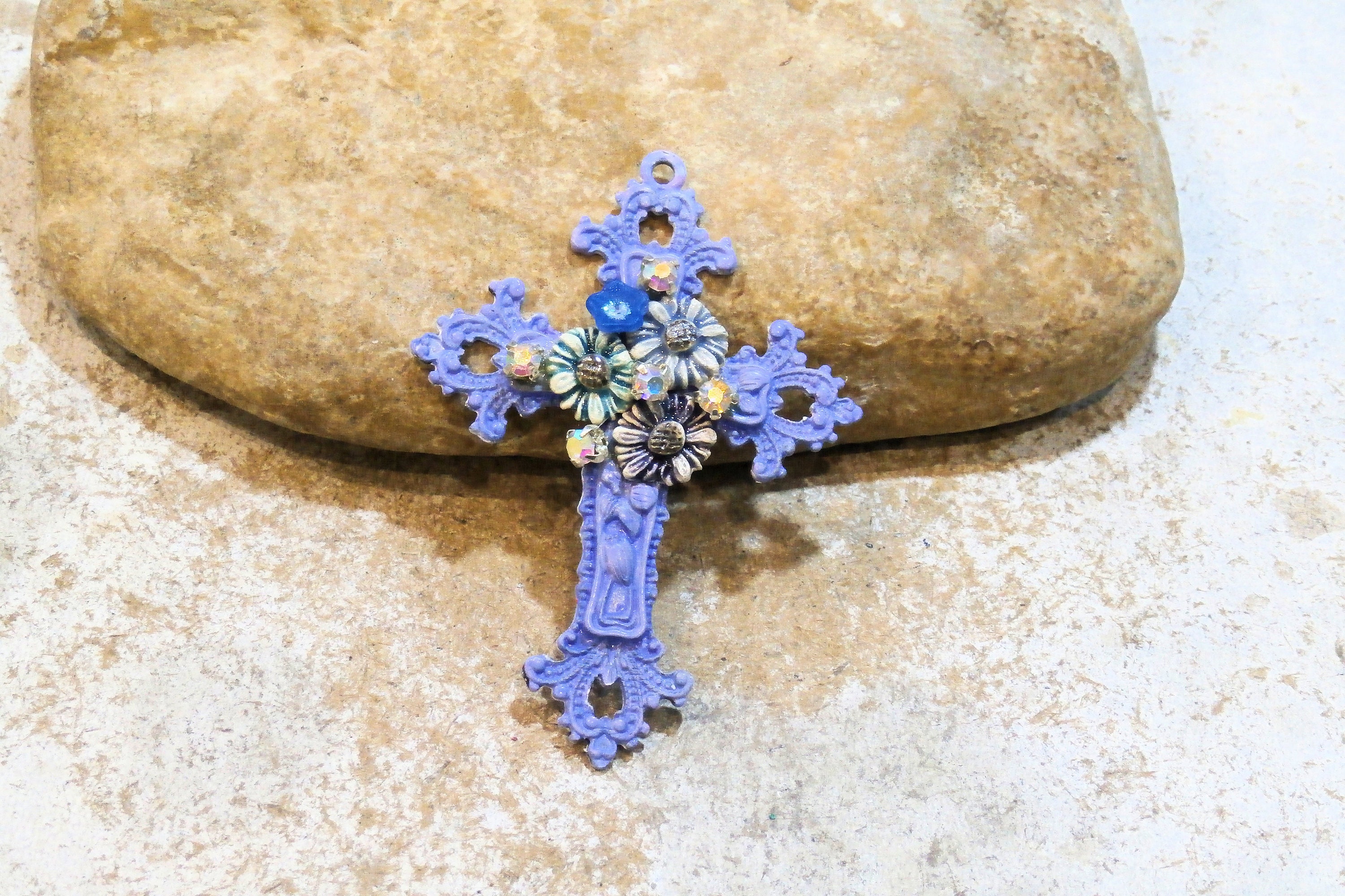 Pendentif Croix Fleurie, Peinte Main Patine, Bouquet de Fleurs Céramique Artisanale, Douceur Zénitud