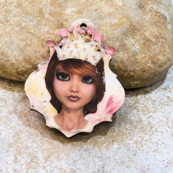 pendentif forme pampille, à customiser, jolie poupée, princesse reine, pendentif en bois décoré, rose beige, portrait de femme