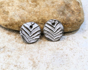 zébre, 2 breloques légères, pièces pour création boucles d'oreilles tribales ethniques, fourniture céramique terre cuite, noir et blanc