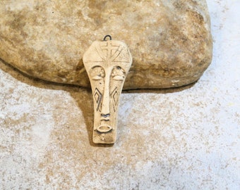 pendentif homme femme, sorcier, céramique artisanale, totem, ethnique, vaudoo, primitif, terre cuite brute, fourniture bijou, beige