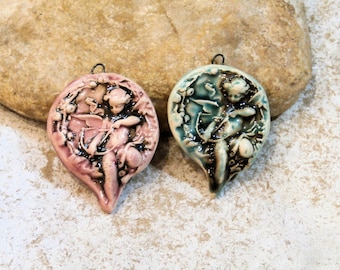 pendentif angelot cupidon arc et flèche, baroque , céramique artisanale, bijou mixte, fournitures céramique artisanale, fête des mères