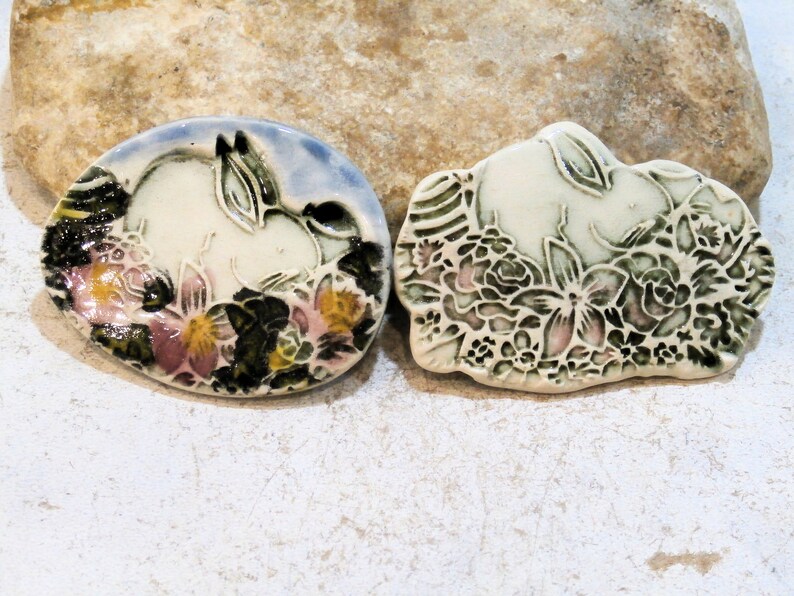 grand cabochon lapin de Pâques, pour décoration maison ou collage sur tableau ou bijou, fournitures céramique artisanale, beige ou vert rose image 1