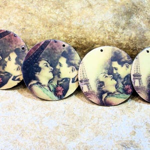 voyage à Paris, Tour Eiffel, amoureux, 2 breloques charms rondes, médailles, pièces pour création boucles d'oreilles ou collier rétro
