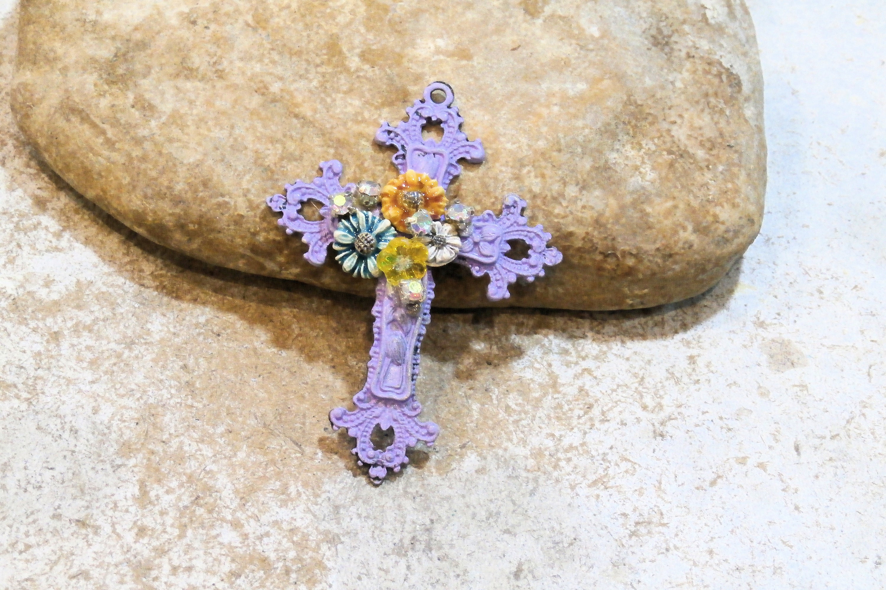 Pendentif Croix Fleurie, Peinte Main Patine Mauve, Trio de Fleurs Céramique Artisanale, Douceur Zéni