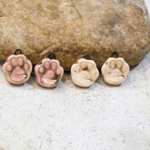 breloques pendentifs pattes de chat, céramique artisanale, rose beige, fournitures pour montage en boucles ou colliers enfants, 2 breloques
