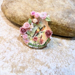 oiseaux, printemps fleuri, pendentif vitrine diorama dans coquillage, fournitures, fait main, médaillon, bijou maison de poupée, rose