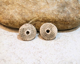 perles donuts art primitif relief géométrie, beige, boucles d'oreilles, céramique artisanale, fournitures boucles d'oreilles