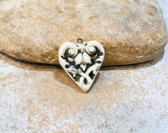 coeur dentelé baroque, cadeau d'invité, pendentif, amour, céramique artisanale, fourniture pour création bijou ou broderie, beige, mariage