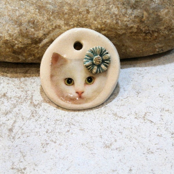 pendentif SUR COMMANDE, jolie petite chatte coquette, céramique artisanale, pour création bijou de sac ou collier, fournitures