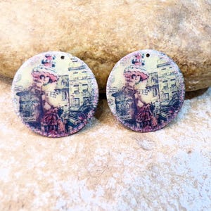 paris, moulin rouge, Tour Eiffel, amoureux, 2 breloques charms rondes, médailles, pièces pour création boucles d'oreilles ou collier rétro