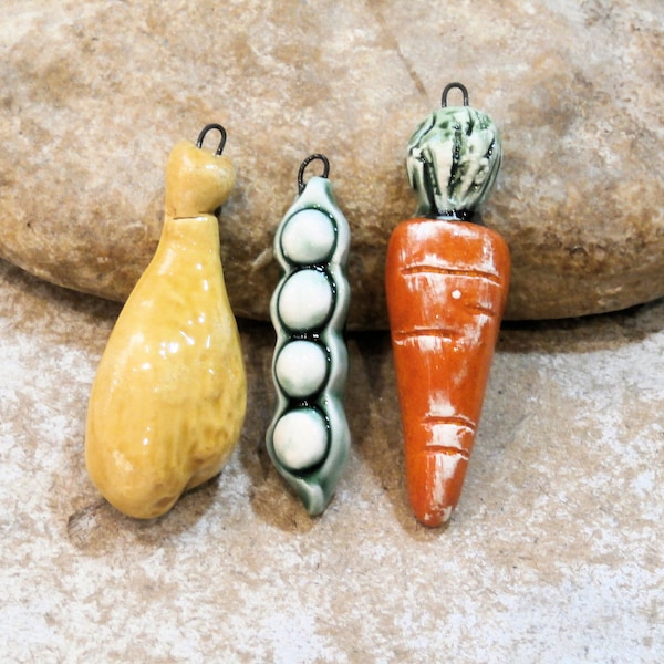 petits pois, carotte ou poulet ? pendentif très original pour création bijou ou mobile, céramique artisanale