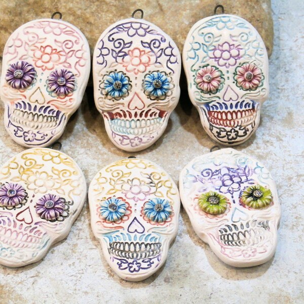 squelette fleuri, pendentif calaveras, tête de mort, céramique artisanale, fourniture pour bijou fantaisie halloween, multicolore