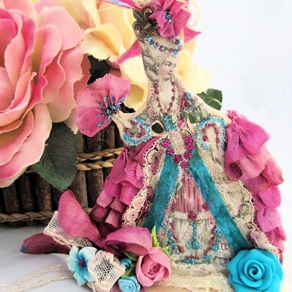 Décoration boudoir ou gâteau, SUR COMMANDE, fait main, Marie Antoinette bleu rose nœuds froufrous, cake topper, décoration maison poupée