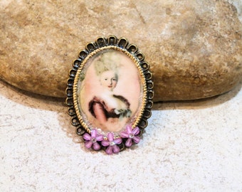 romantic portrait of Marie Antoinette, pendant for jewelry creation or dollhouse decoration, pastel pink, brass, floral